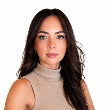 Madeleine Kuhn white back 525x541
